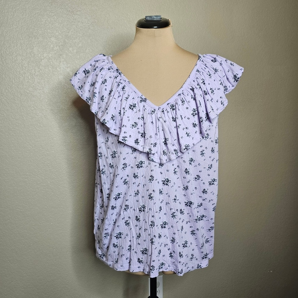 LOFT Lavender Floral Ruffle V-Neck Flutter Sleeve Top Blouse Medium